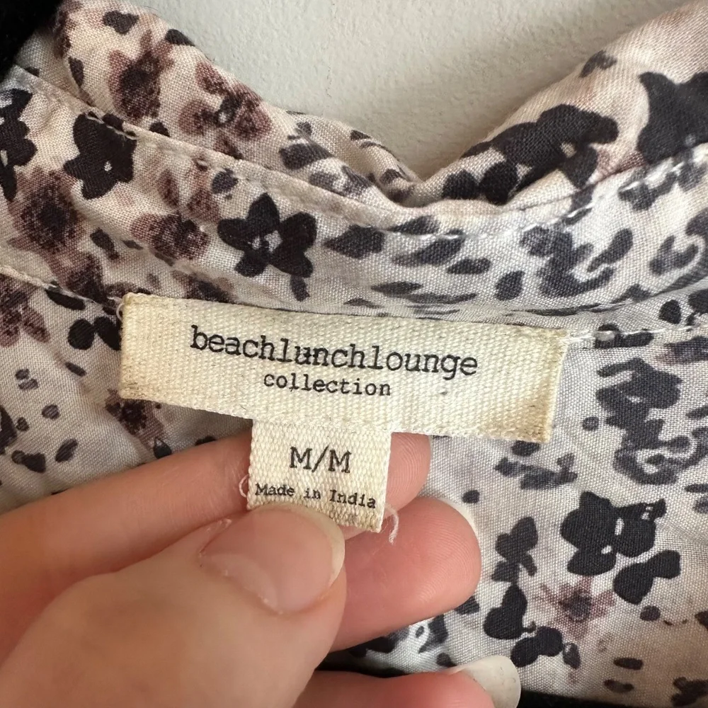 BEACHLUNCHLOUNGE Printed Button Down Top In Neutral Florets - Picture 3 of 5